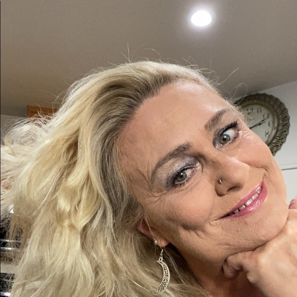 Meet your Posher, Julia - Picture 2 of 4